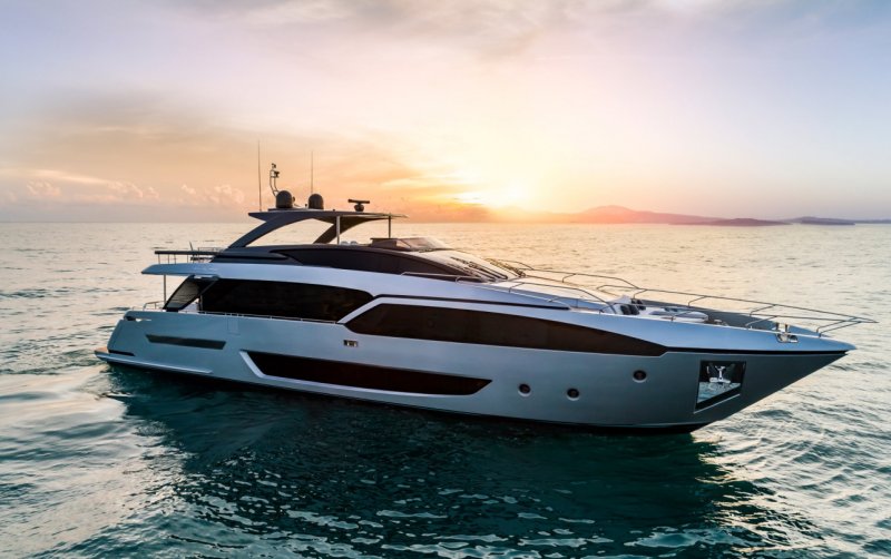 Моторная яхта с флайбриджем