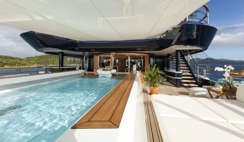 Суперяхта с вертолетной площадкой и бассейном