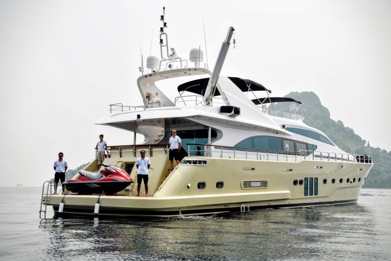 Прогулочная яхта