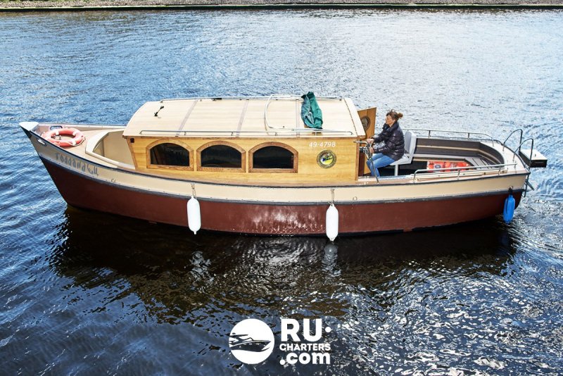 Водоизмещающий мореходный каютный катер