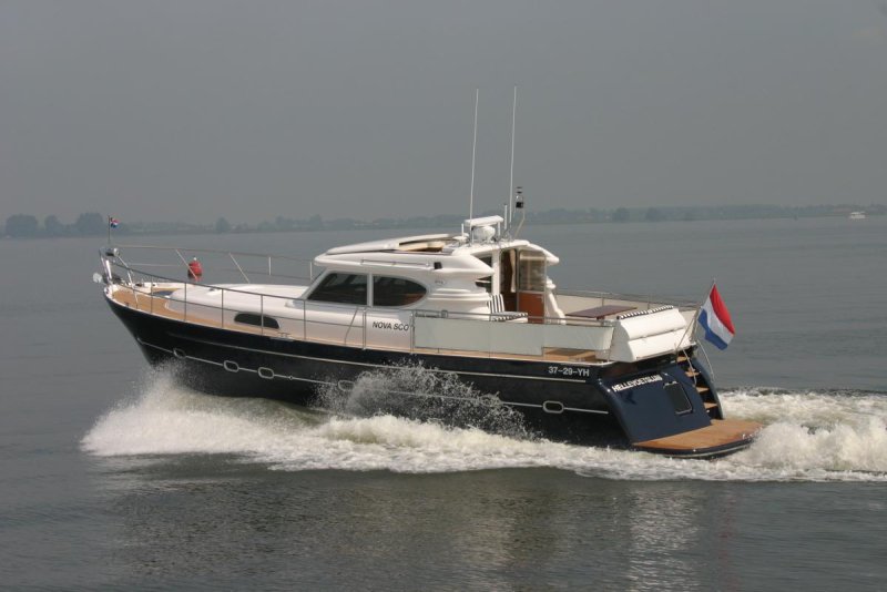 Водоизмещающая моторная яхта