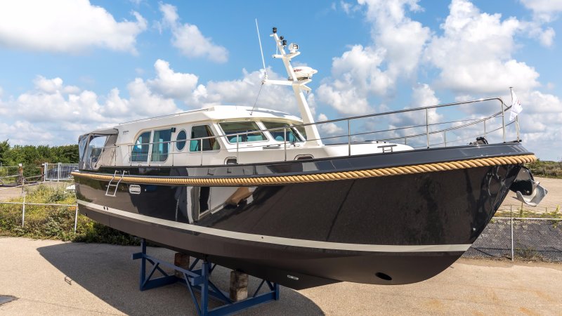 Водоизмещающие катера из Голландии