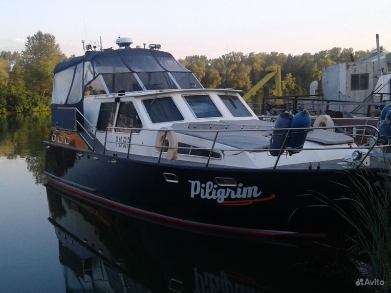 Водоизмещающий катер голландец