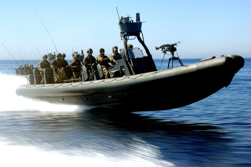 Жесткокорпусная надувная лодка типа RHIB