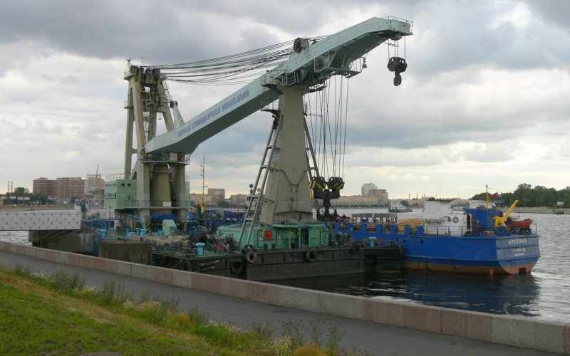 Плавучий кран богатырь