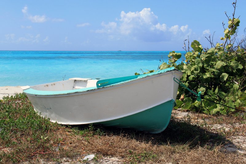 Лодка у берега моря