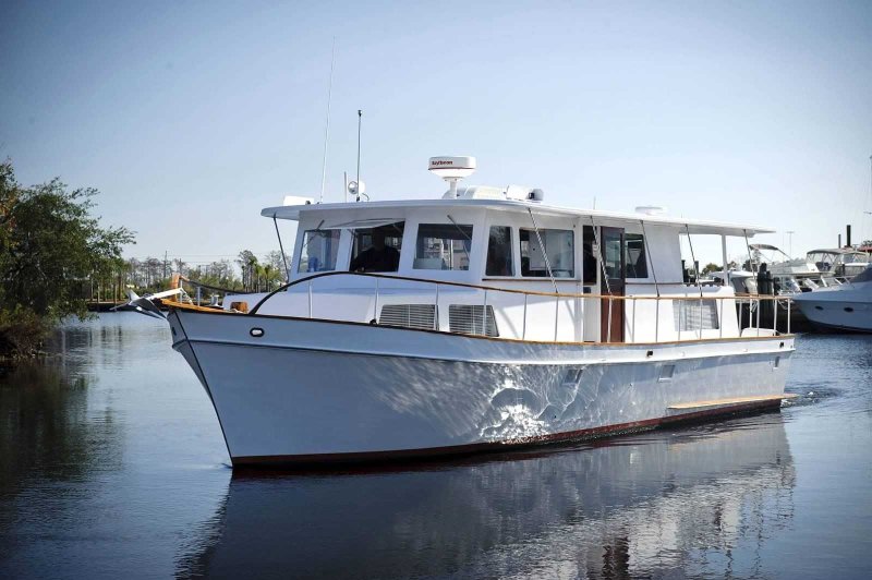 Крейсерский водоизмещающий катер