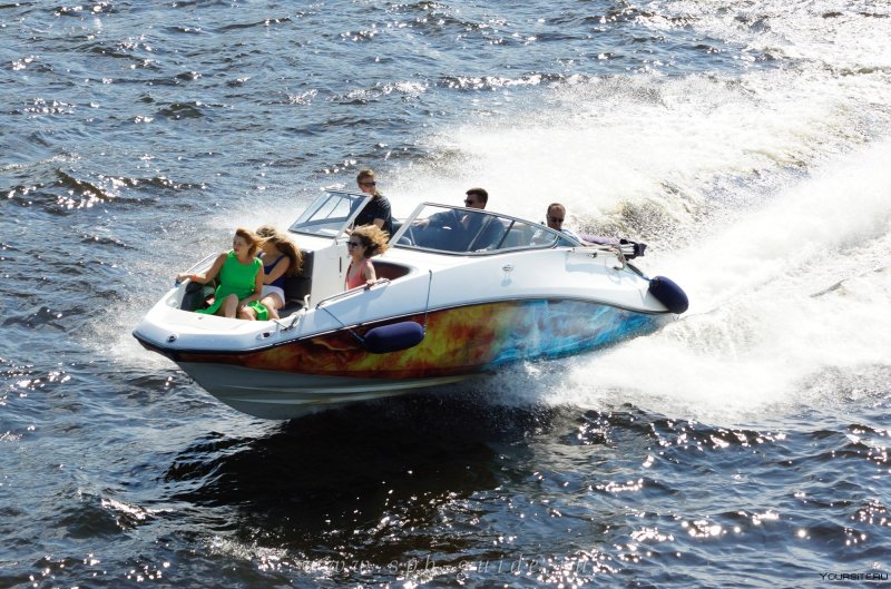 Люди на катере