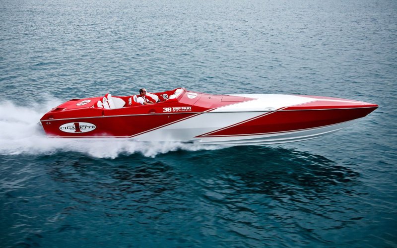 Красивые красные катера