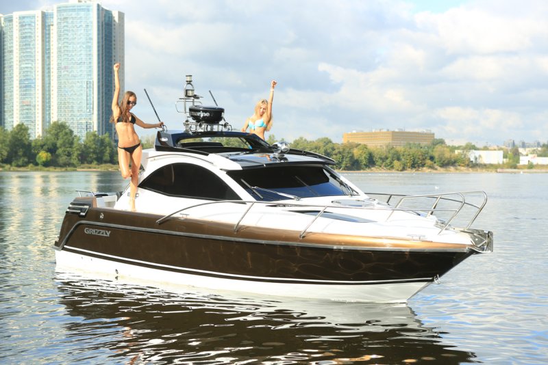 Катер Гризли 820