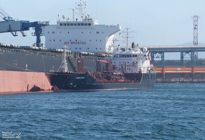 Нефтеналивные суда на реке