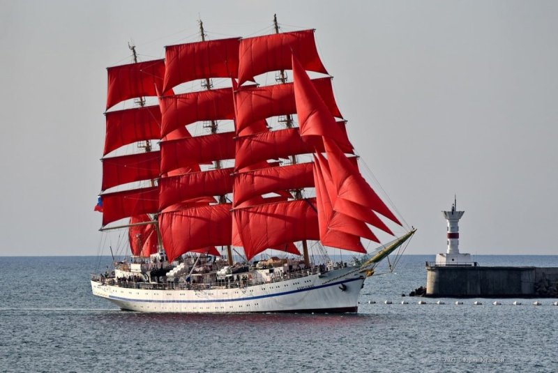 Парусник Херсонес в Севастополе Алые паруса