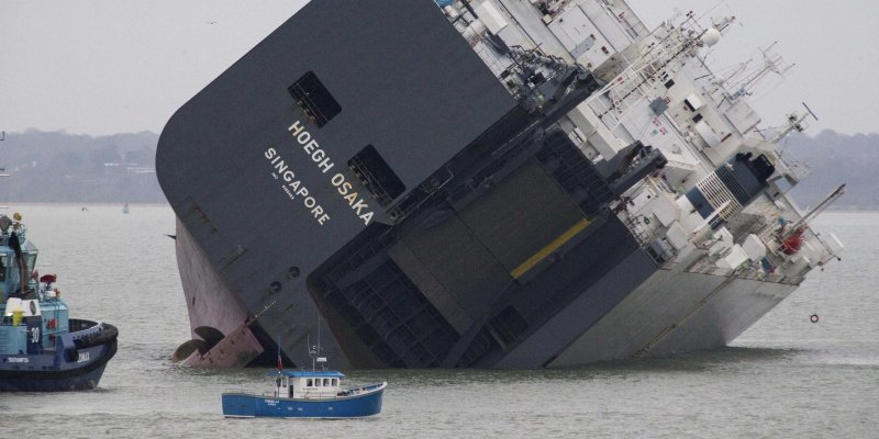 Контейнеровоз перевернулся