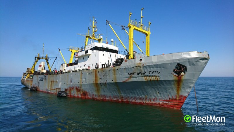 Рыболовецкий траулер "мыс Сенявина"