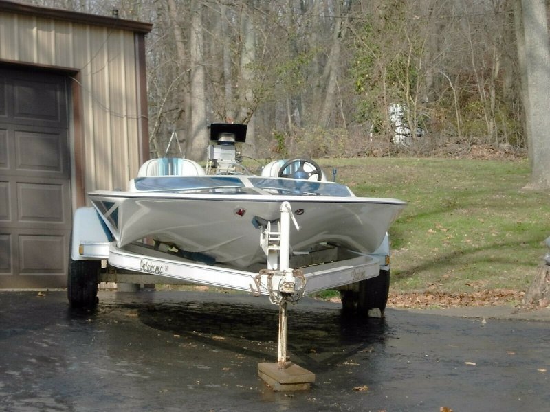 Маленькая лодка с водометом