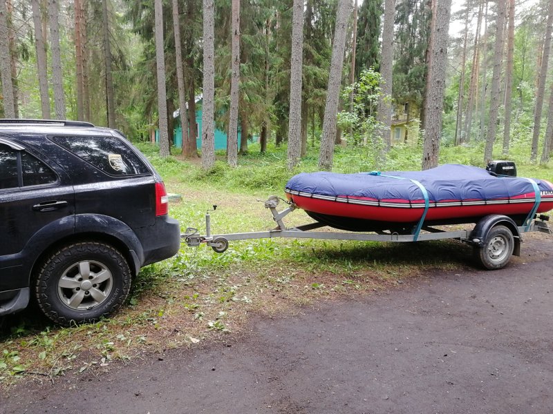Киа с лодкой