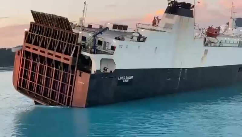 Корабль в Туапсе сел на мель