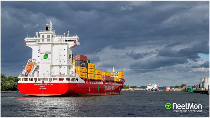 Контейнеровоз в Рижском порту фото