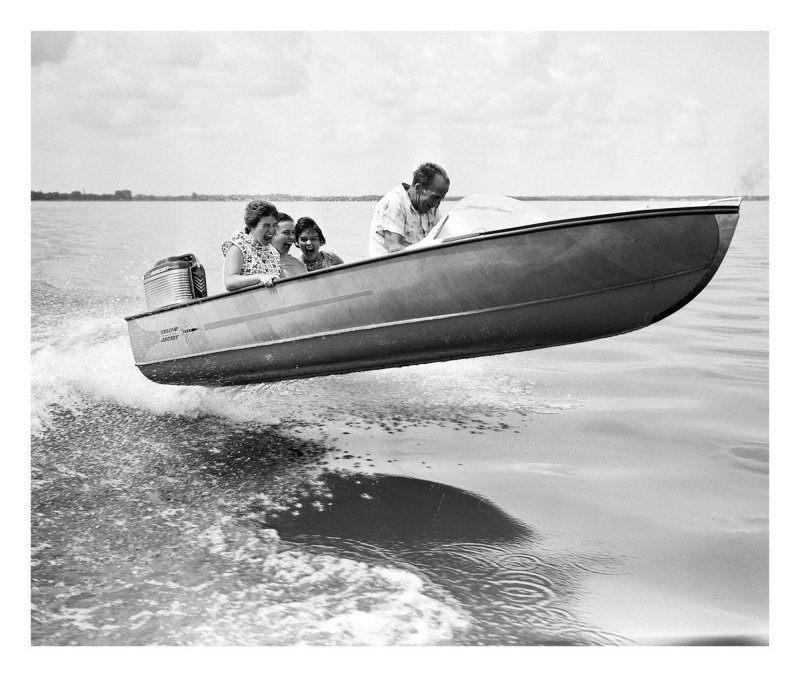 Старинная моторная лодка