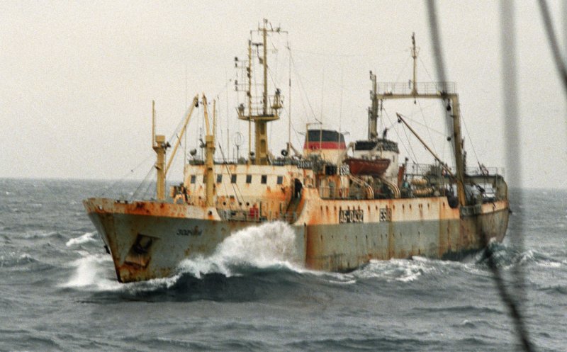 Рыболовецкое судно Охотское море