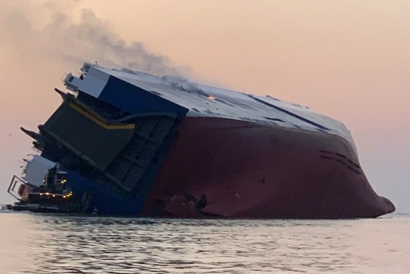 Судна-автовоза MV Golden ray