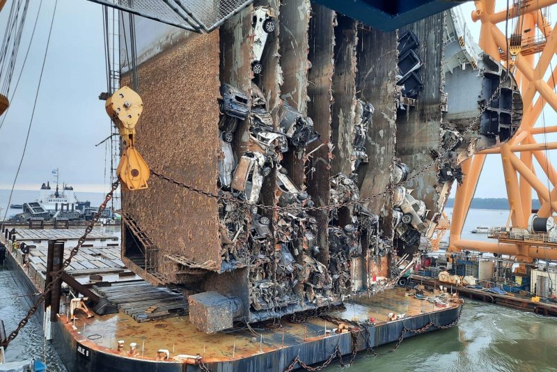 Судно MV Golden ray