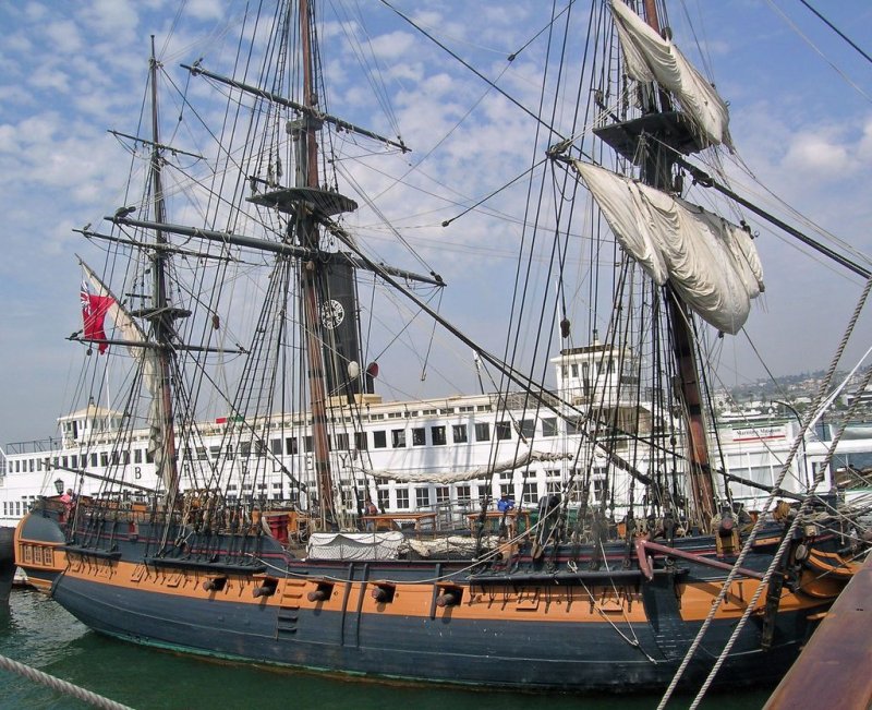 Парусник HMS Surprise