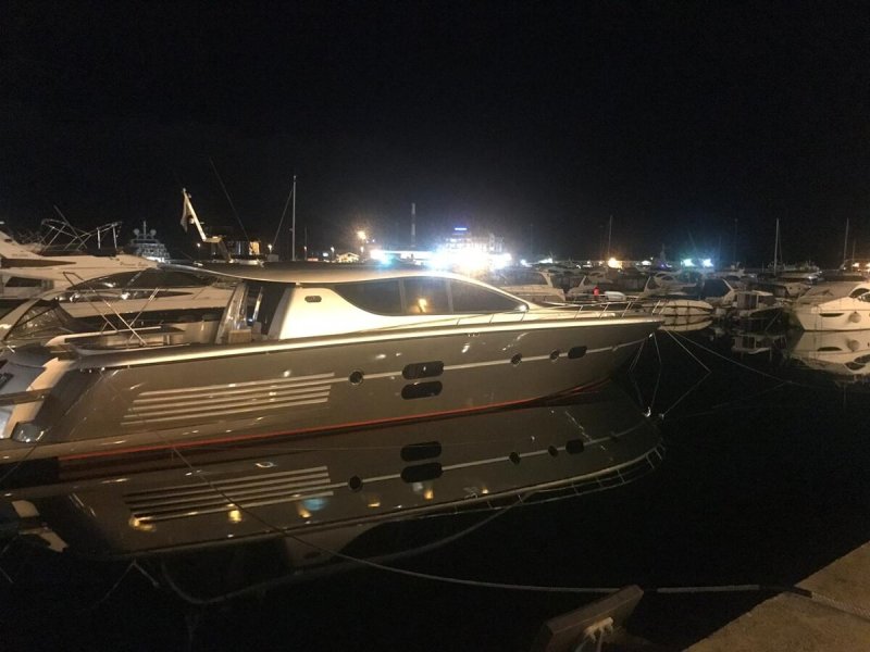 Черная яхта морпорт Сочи порт