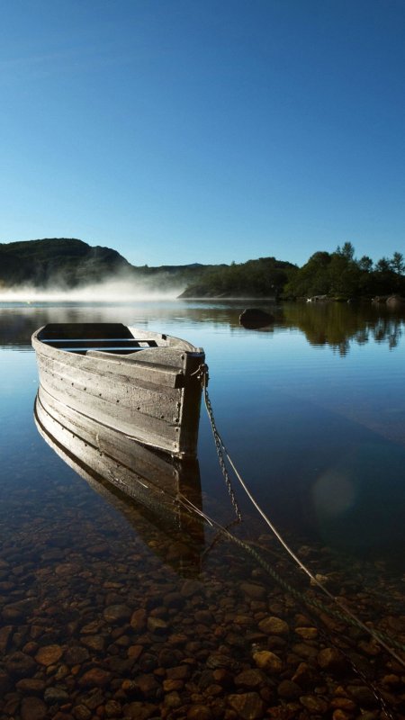 Лодка деревянная на воде