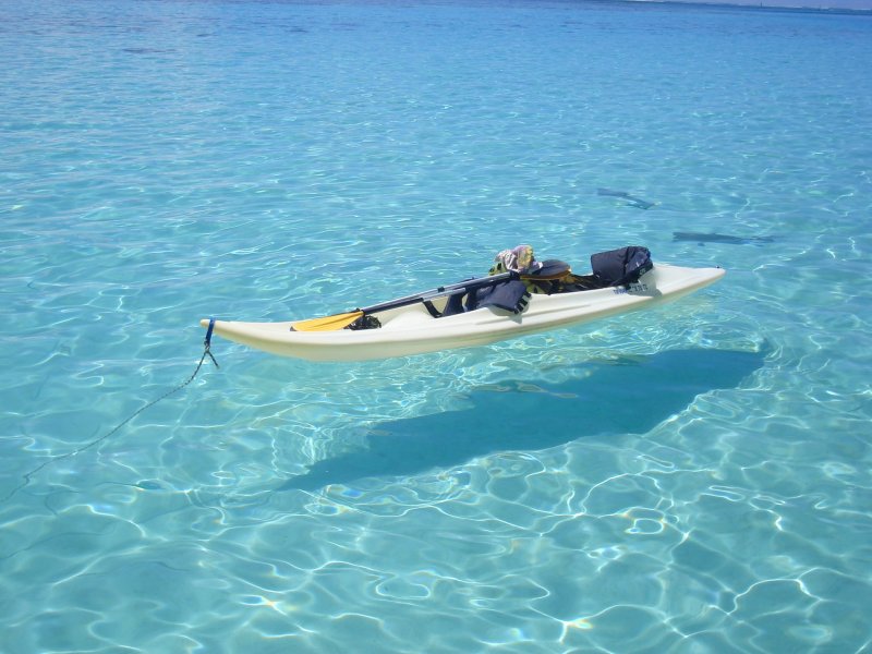 Лодка на прозрачной воде