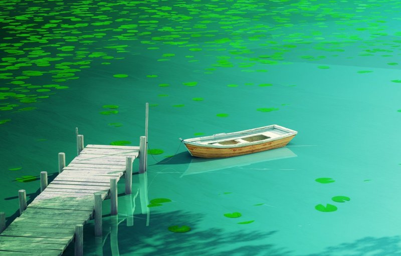 Лодка на прозрачной воде