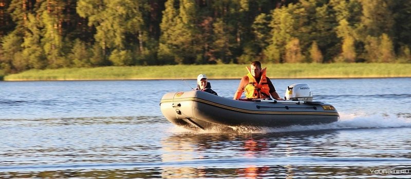 Надувная лодка на воде