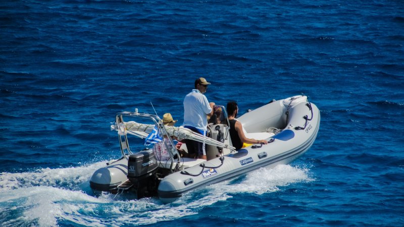 Резиновая лодка в море