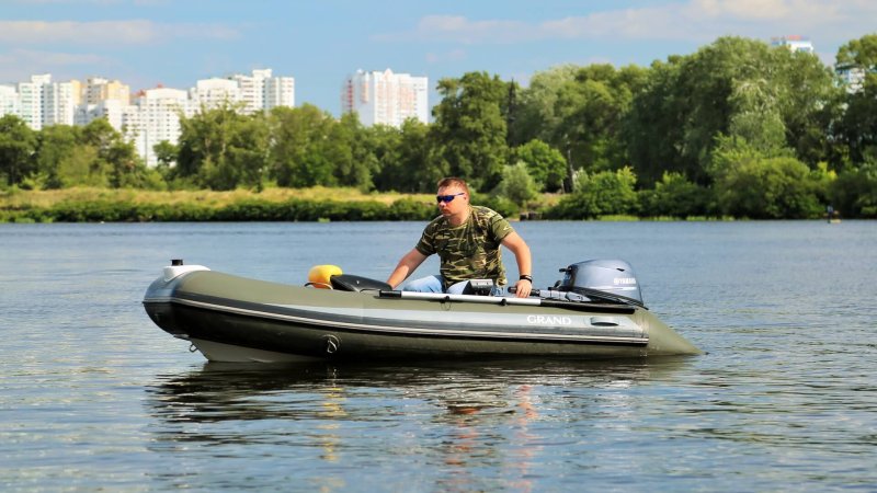 Надувная лодка на воде