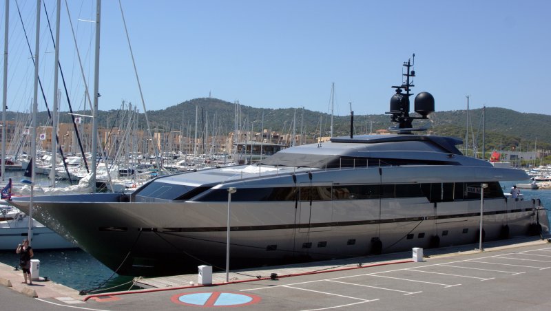 Черная яхта в Ялте