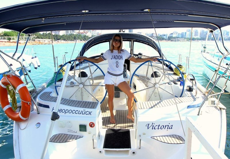 Яхта Виктория Поведники