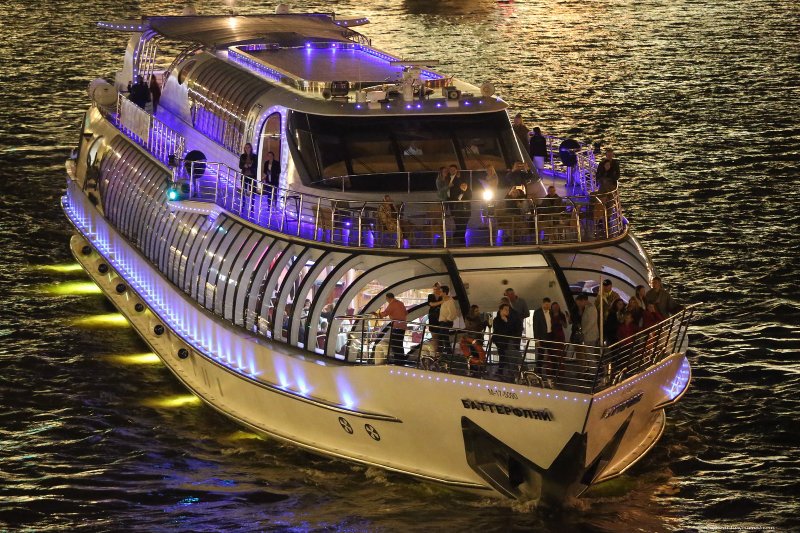 Яхта Рэдиссон Баттерфляй