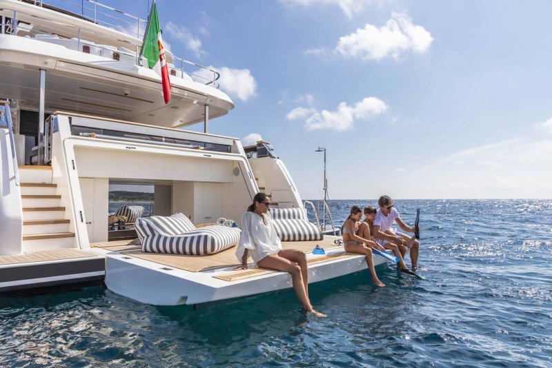 Семья на яхте