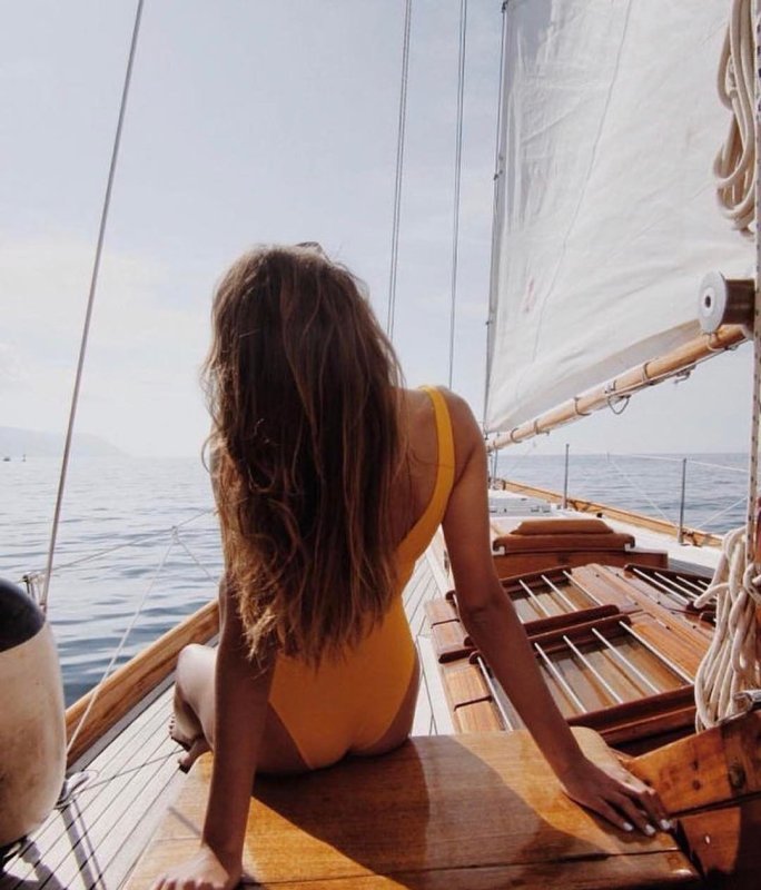 Девушка на яхте