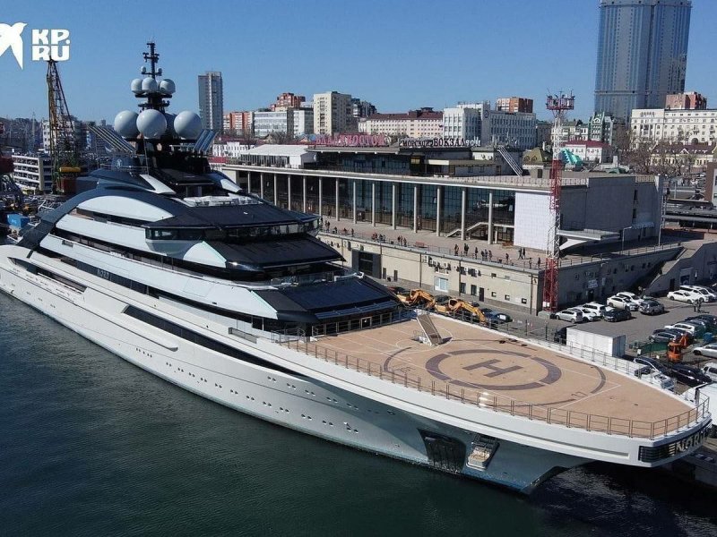 Яхта Мордашова во Владивостоке