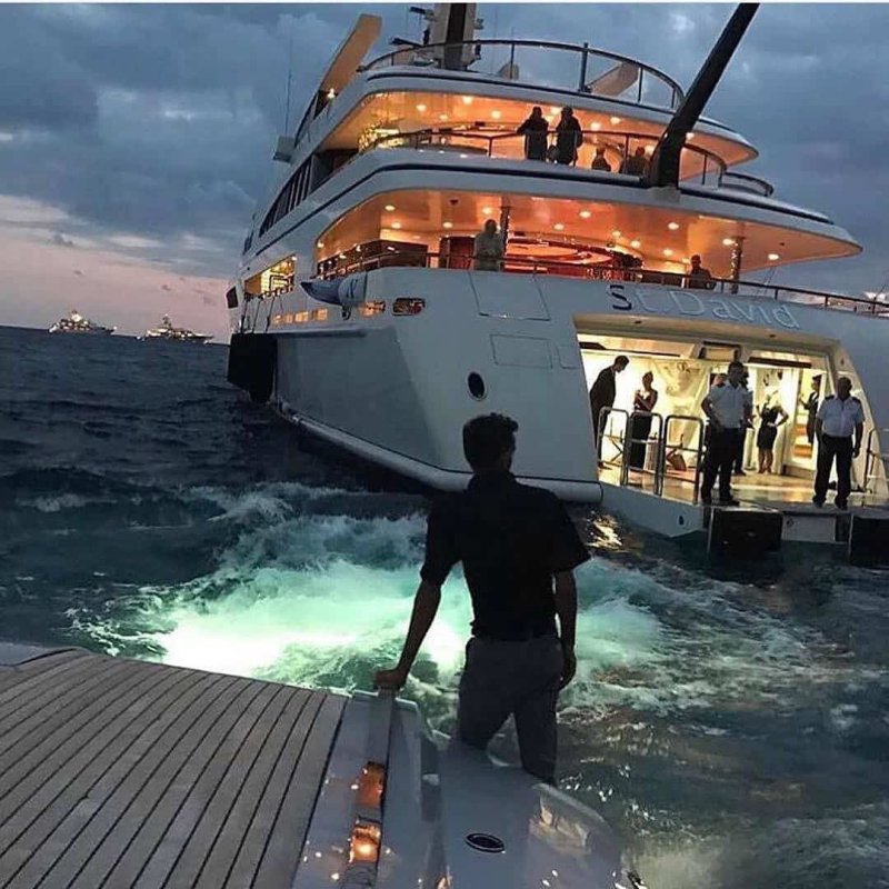 Миллионер на яхте