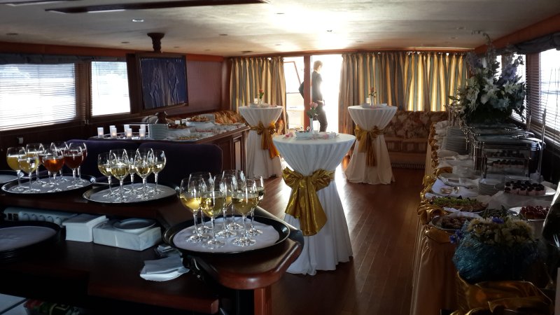 Теплоход яхтенного типа Нева