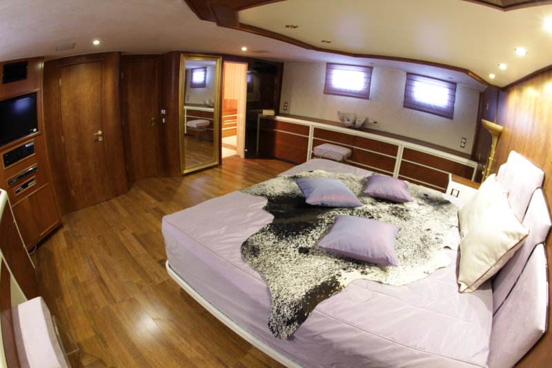 Яхта Бровард СПБ