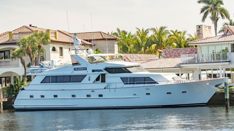 Яхта Broward