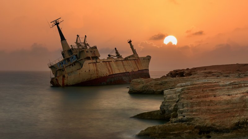 Кораблекрушение ночью в море