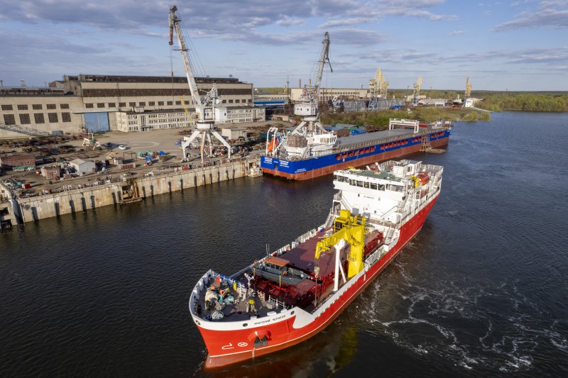 Грузопассажирское судно "Анатолий Чернеев"