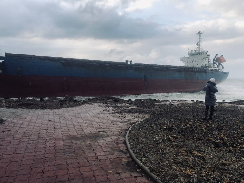 Сухогруз в Холмске на мели