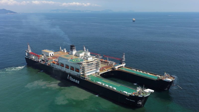 Трубоукладочное судно pioneering Spirit