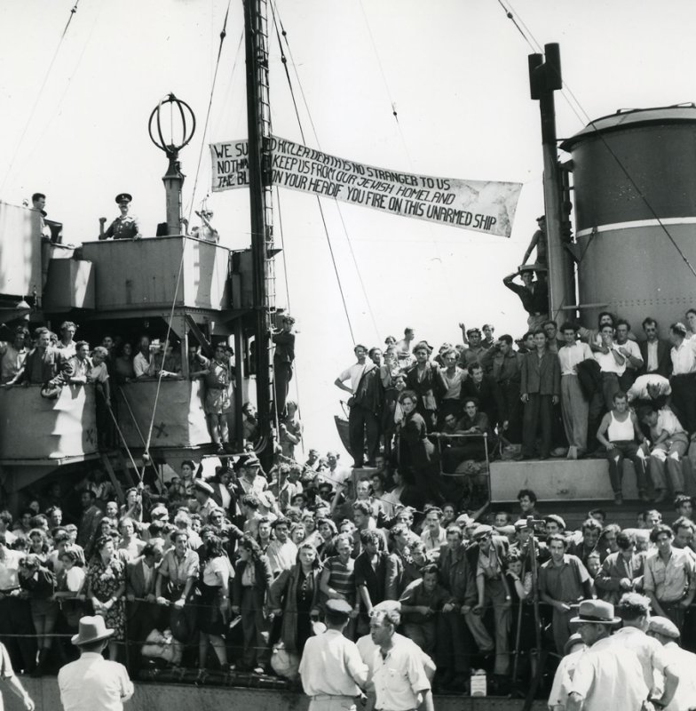 Еврейские беженцы на корабле у берегов Палестины