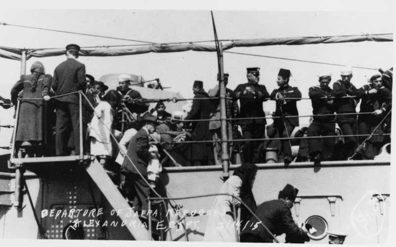 Евреи прибыли на корабле в Палестину